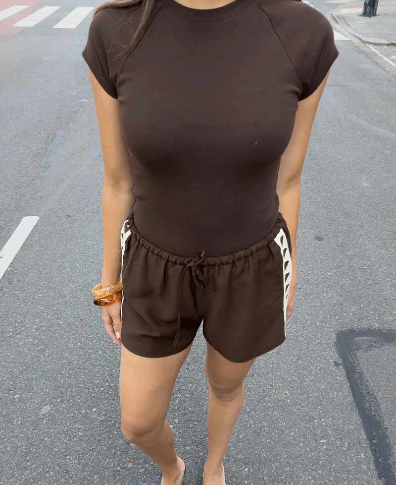 Sofía - Camiseta Marrón Básica